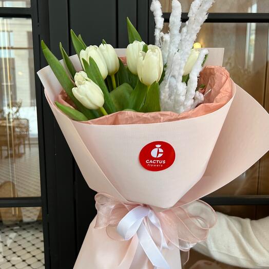 Тюльпаны со снежными веткамм