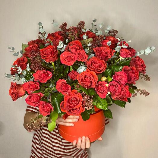 Ramo de flores frescas en Caja de sombrero