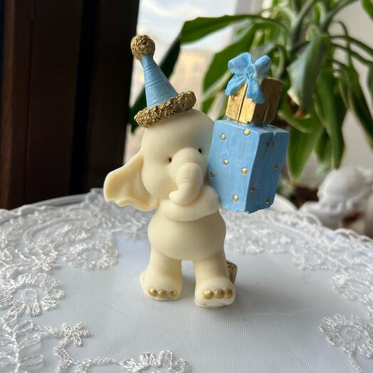 Juguete de chocolate "Elefante con regalo" azul