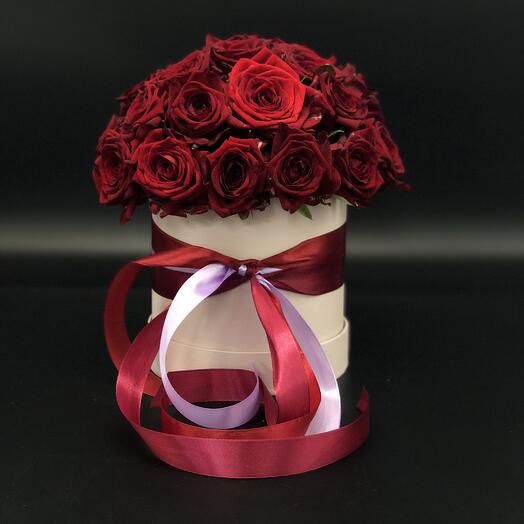 25 red roses in a cream hatbox