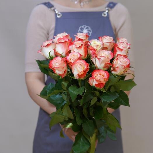 Ramo de flores vivas de 15 rosas Ecuatorianas rojas y blancas de 50 cm debajo de la cinta