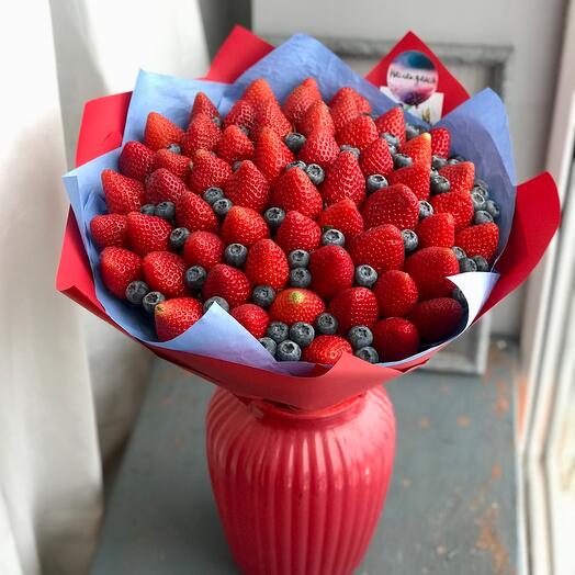 Букет из клубники и голубики