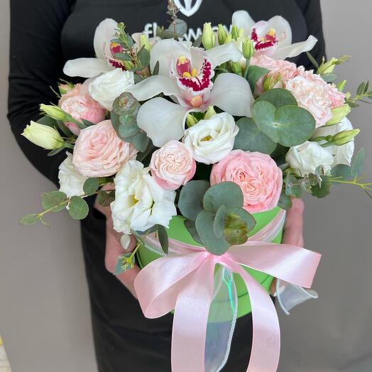 Orquídea con una rosa en una Caja