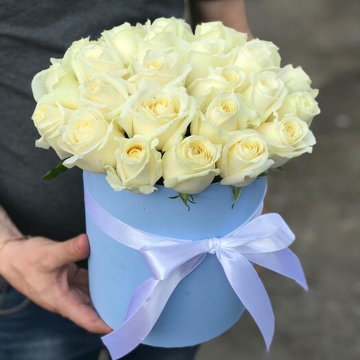 Белые розы в шляпной коробке