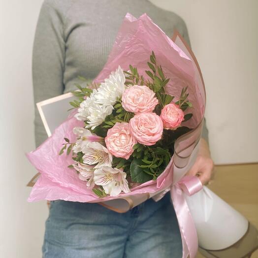 Ramo de rosas, alstroemeria y crisantemo