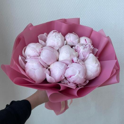 11 розовых пионов