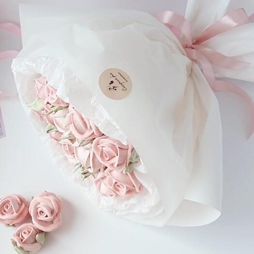 Розы из клубничного зефира ручной работы