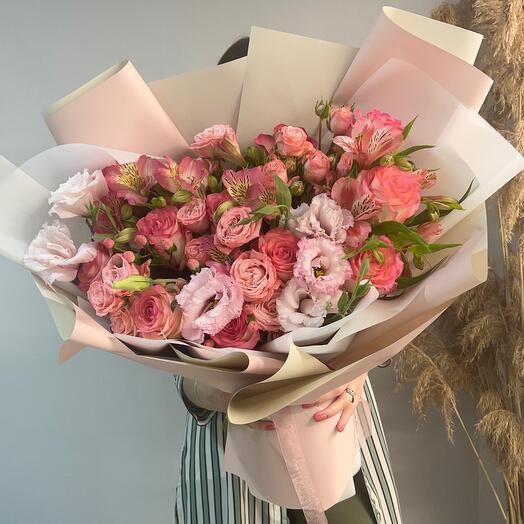 Авторский букет «Самой самой💕» с розовой розой, эустомой и альстромерией