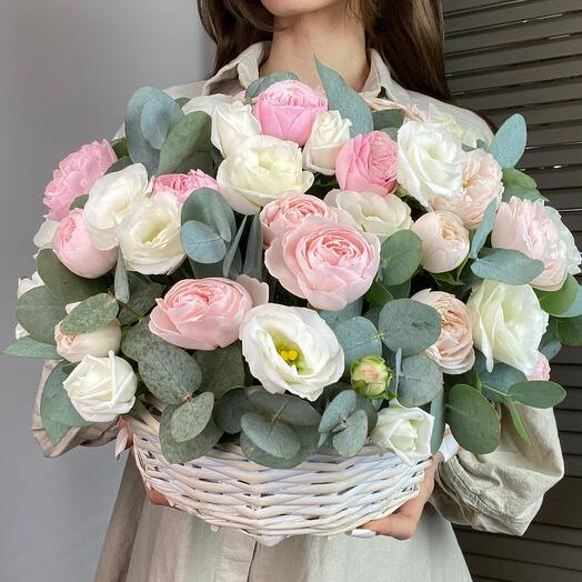 Cesta con rosas peonías y eustoma