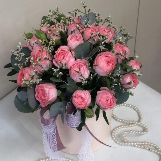 Composición de rosas peonías con eucalipto y Limonium