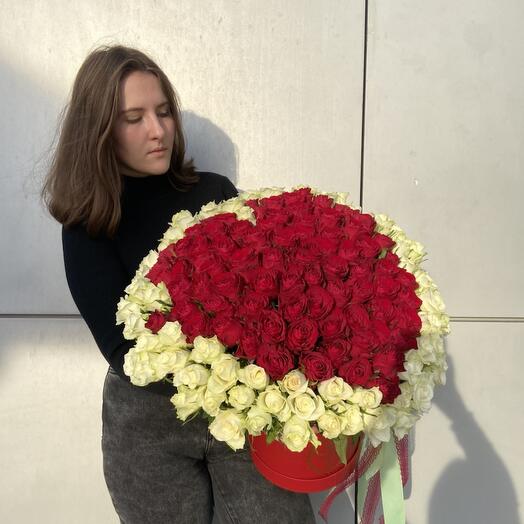 Композиция из 151 розы Атена и Мадам Рэд "С любовью!"