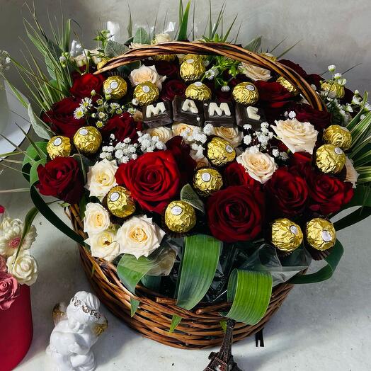 Корзина цветов маме и Ferrero rocher
