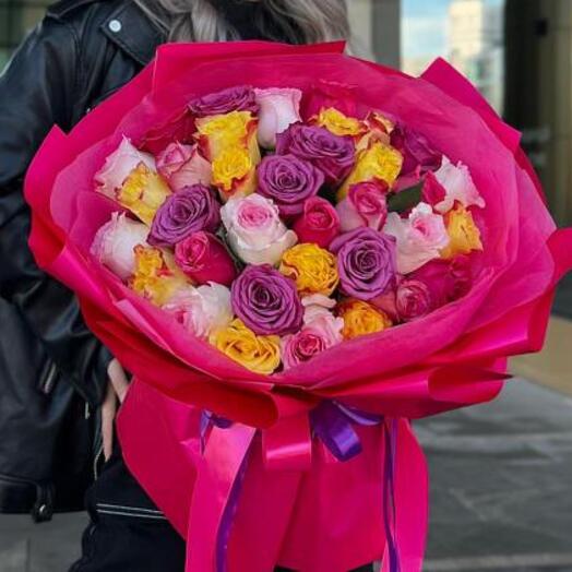 Букет из 35 ярких роз в фирменной упаковке (20.25)