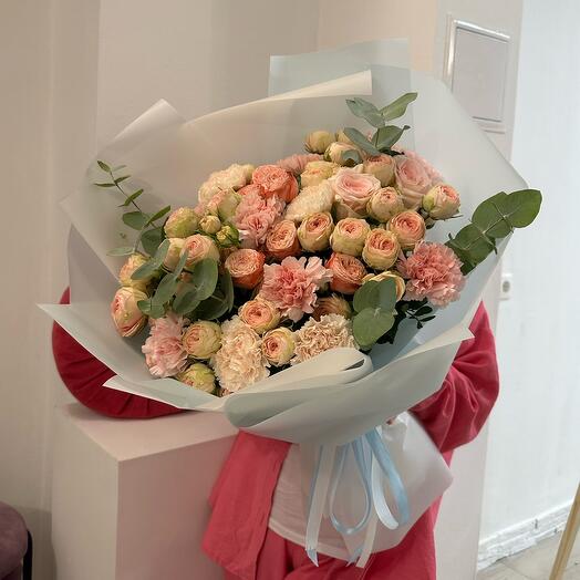 A large bouquet in delicate colors