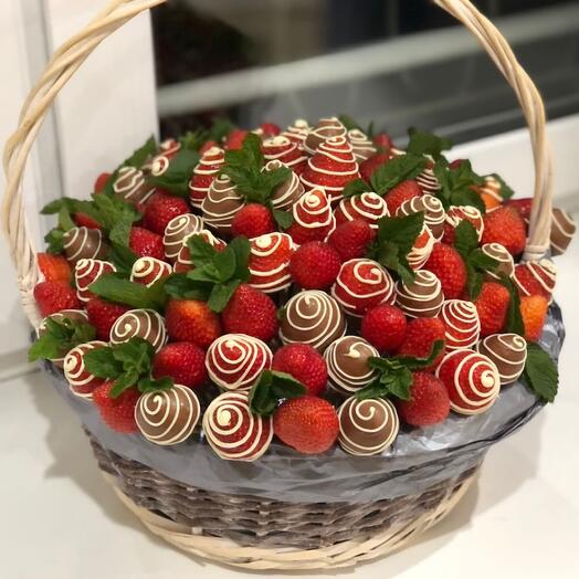 Клубника в шоколаде в корзине