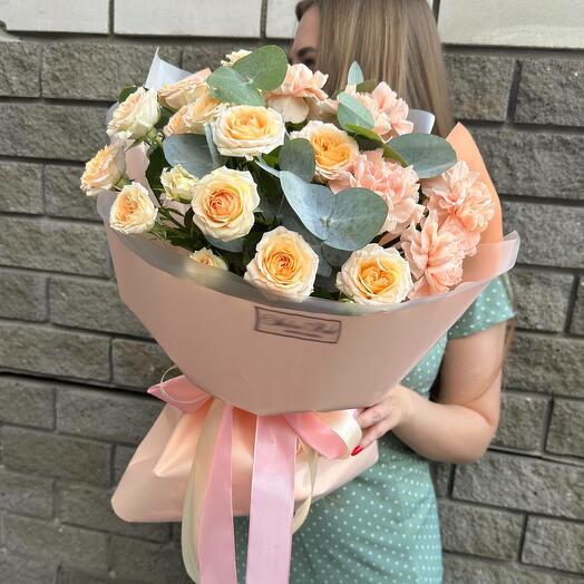 Букет с диантусами и кустовой розой