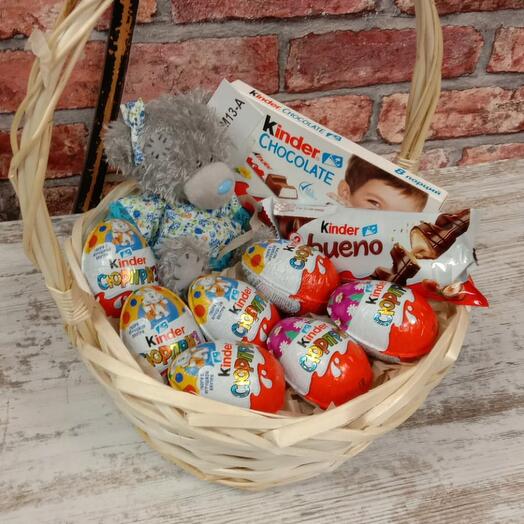 Подарочная корзина с мишкой и киндерами