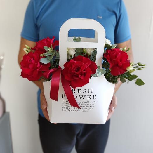 Коробка с французскими розами и эустомой 15