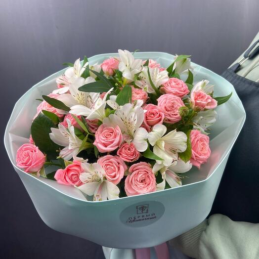 Нежные пионовидные кустовые розы с альстромерией 2248