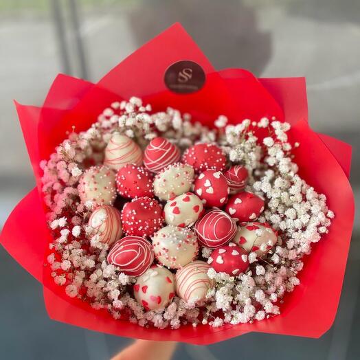 Клубника в шоколаде букет с живыми цветами гипсофила RED 19 ягод