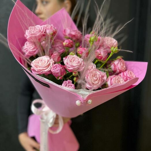 Ramo brillante de rosas peonías Lady Bombastic en Tamaño M