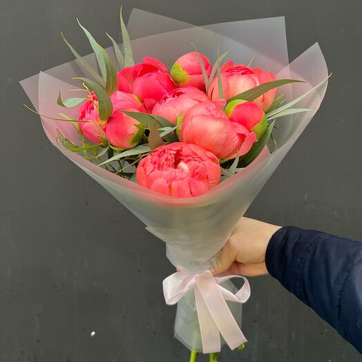 Пионы коралловые с эвкалиптом