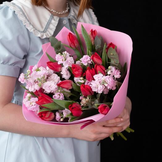 Букет из тюльпанов и маттиолы с эвкалиптом «Танец любви»