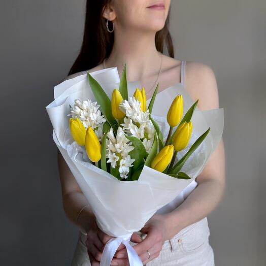 Весенний букет желтый тюльпан и белый гиацинт