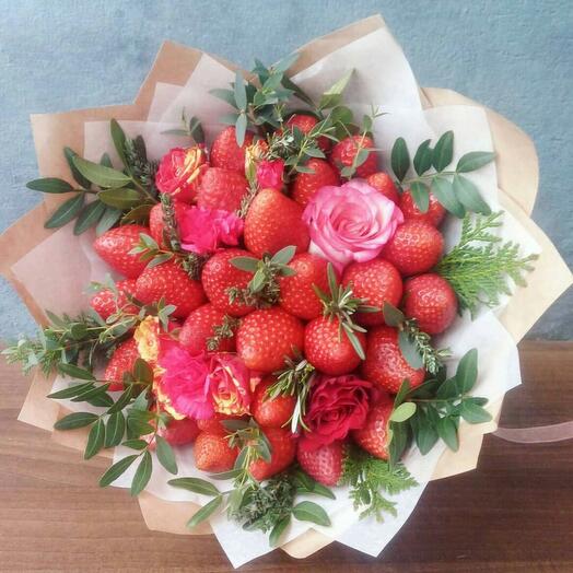 Букет из клубники и цветов "Клубничное рандеву"