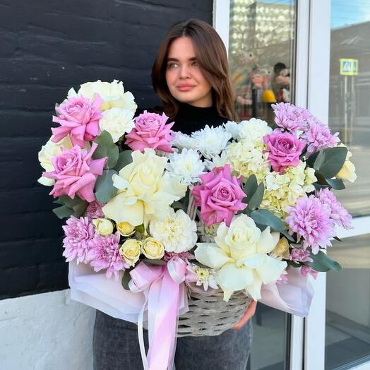 Cesta de flores: rosa, crisantemo, Dianthus, Hortensia
