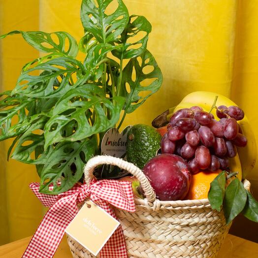 Capazo con flores y frutas