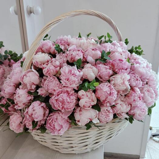 Корзина с пионами 101 шт