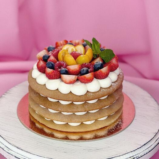 Медовый торт открытый со свежими ягодами и ягодной начинкой