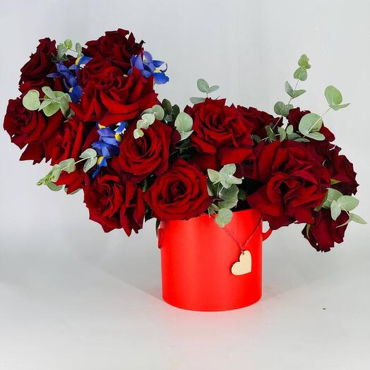 Flowers French red roses in a hatbox