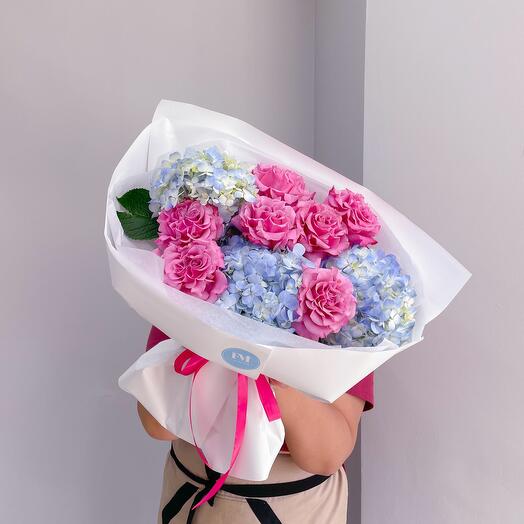 Пионовидные розы с гортензиями