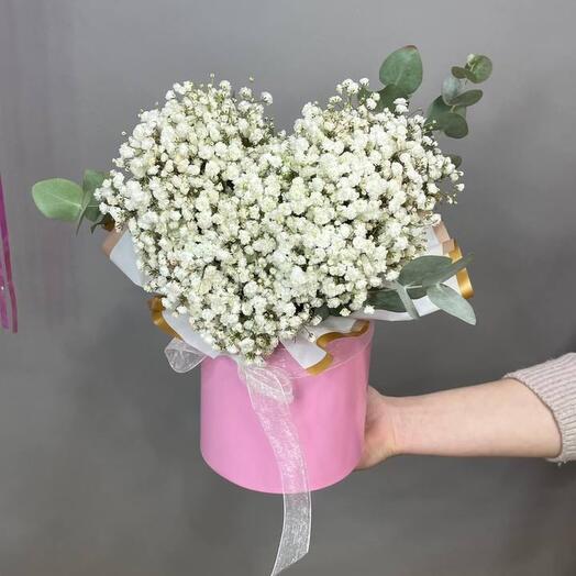 Коробочка цветов с гипсофилой, живые цветы