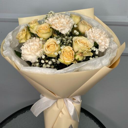 Bouquet of peach bush roses and brut cacti
