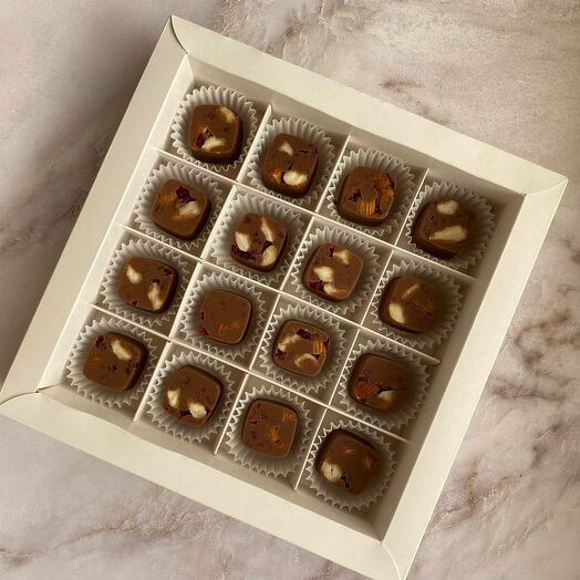 Конфеты ручной работы с миндалем и сублимированной вишней 16шт