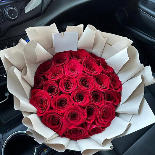 23 Red Naomi Roses