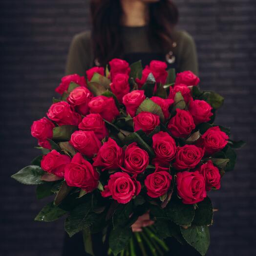 Ramo mágico de 35 rosas escarlatas Takatsi
