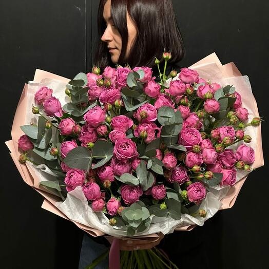 Роскошный букет кустовых пионовидных роз