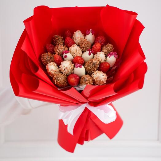 Bouquet of chocolate-covered strawberries "Strawberry kiss" in size M
