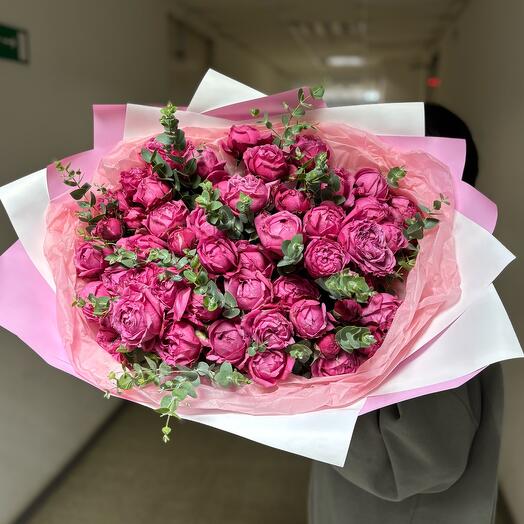 Букет из малиновой Джульетты и эвкалипта