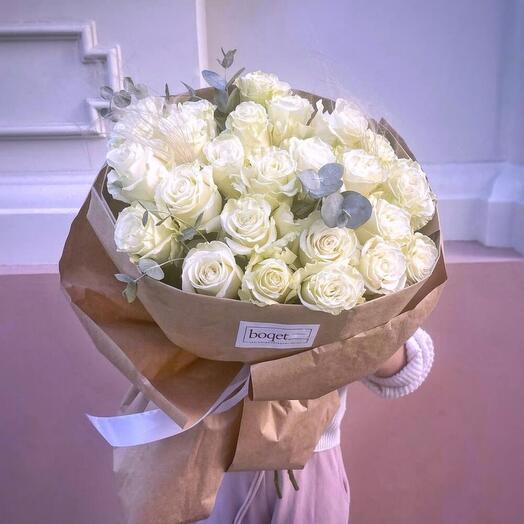 Розы белые в дизайнерской упаковке