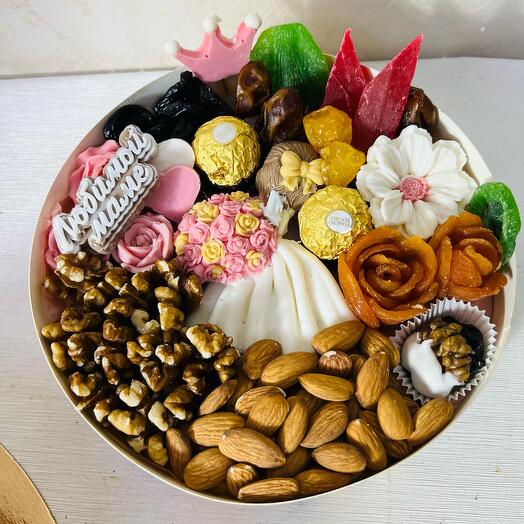 Коробка с орехами ,цукатами и шоколадными фигурками