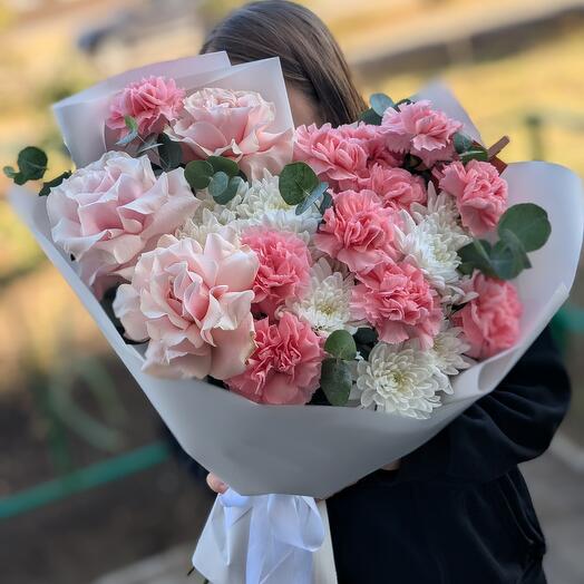 Букет с французскими розами, диантусами и хризантемой.     (Арт. 90)