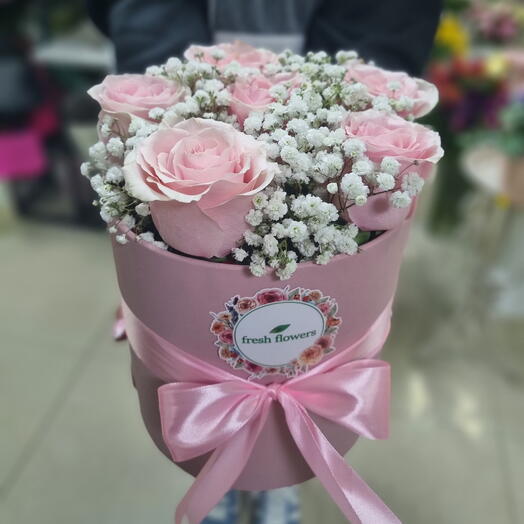 Розовые розы в коробке