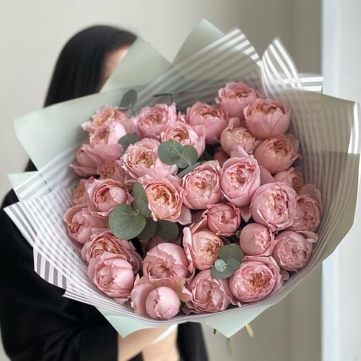 9 пионовидных роз с эвкалиптом