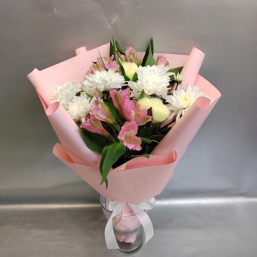 Mezcla de crisantemos y alstroemeria con algodón