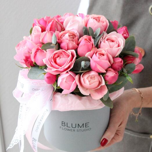 Composition with a bushy peony-shaped rose "Strawberry raf"